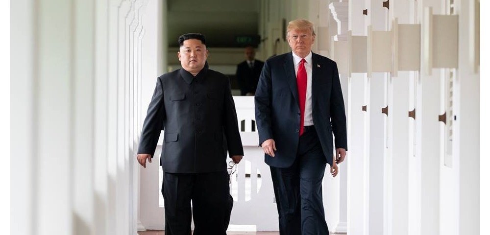 Встреча лидеров США и КНДР Дональда Трампа(справа) и Ким Чен Ына (слева), 12 июня 2018 