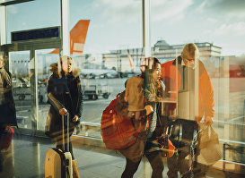 Туристы в аэропорту 