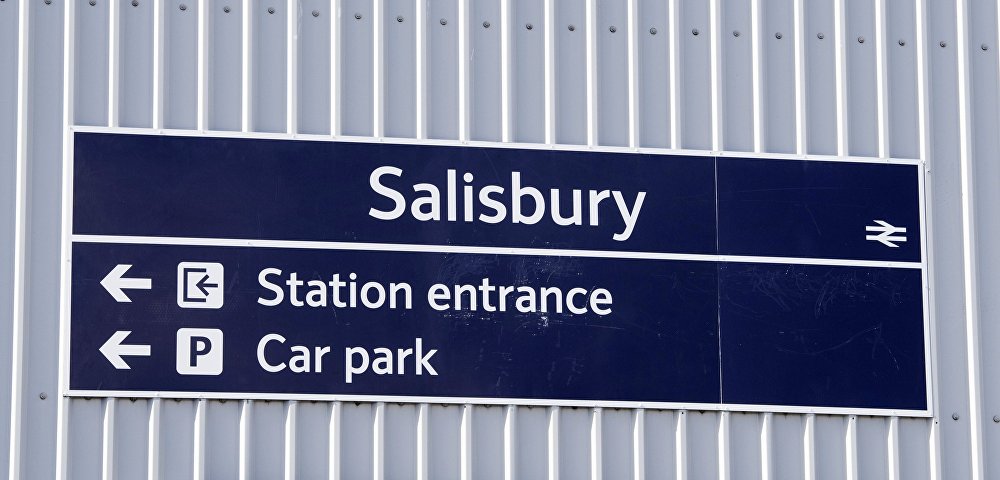 Указатель на парковку и железнодорожный вокзал города Солсбери графства Уилтшир в Великобритании