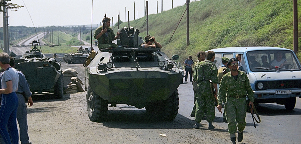 Участники народного ополчения патрулируют дорогу в Приднестровье, 1992 год