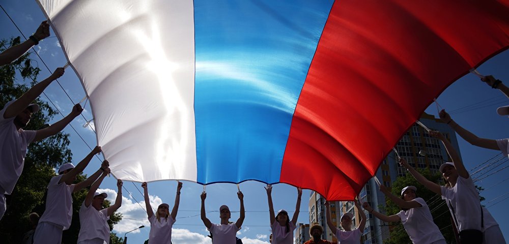 Российский флаг в руках болельщиков  ЧМ-2018 