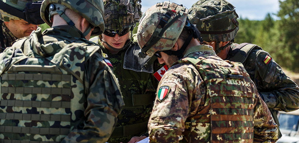 Солдаты НАТО из Италии, Испании, Польши и Канады на военной базе Адажи в Латвии