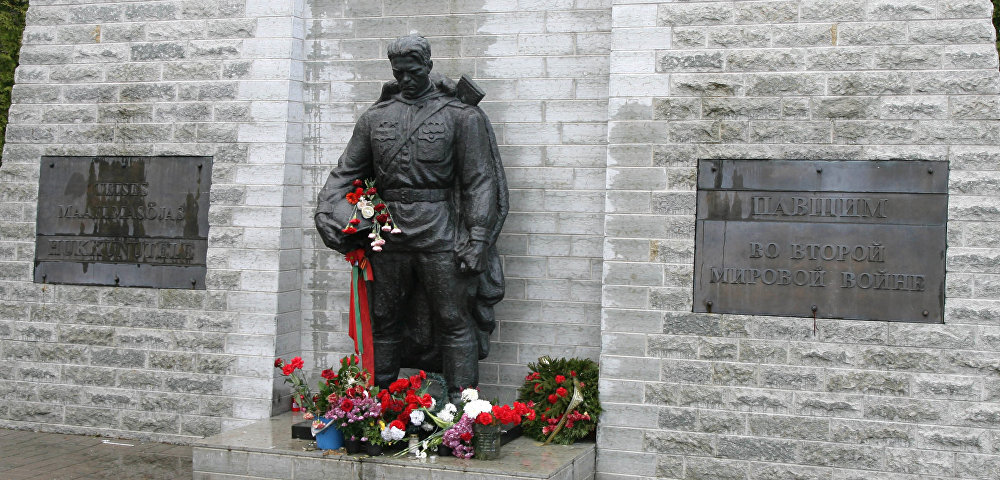 Памятник советскому Воину-освободителю "Бронзовый солдат"