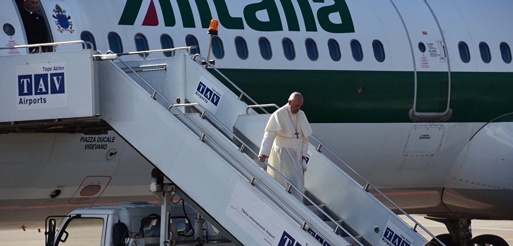 Папа римский Франциск в аэропорту Тбилиси, архивное фото