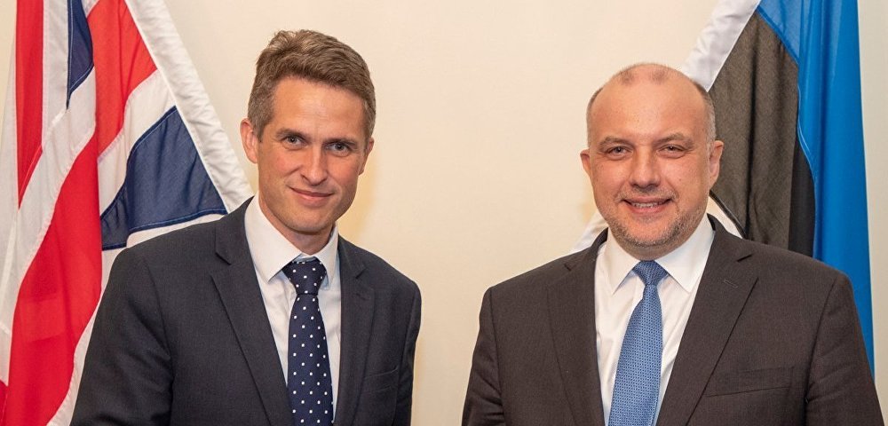Министры обороны Великобритании Гэвин Уильямсон и Эстонии Юри Луйк на встрече в Лондоне