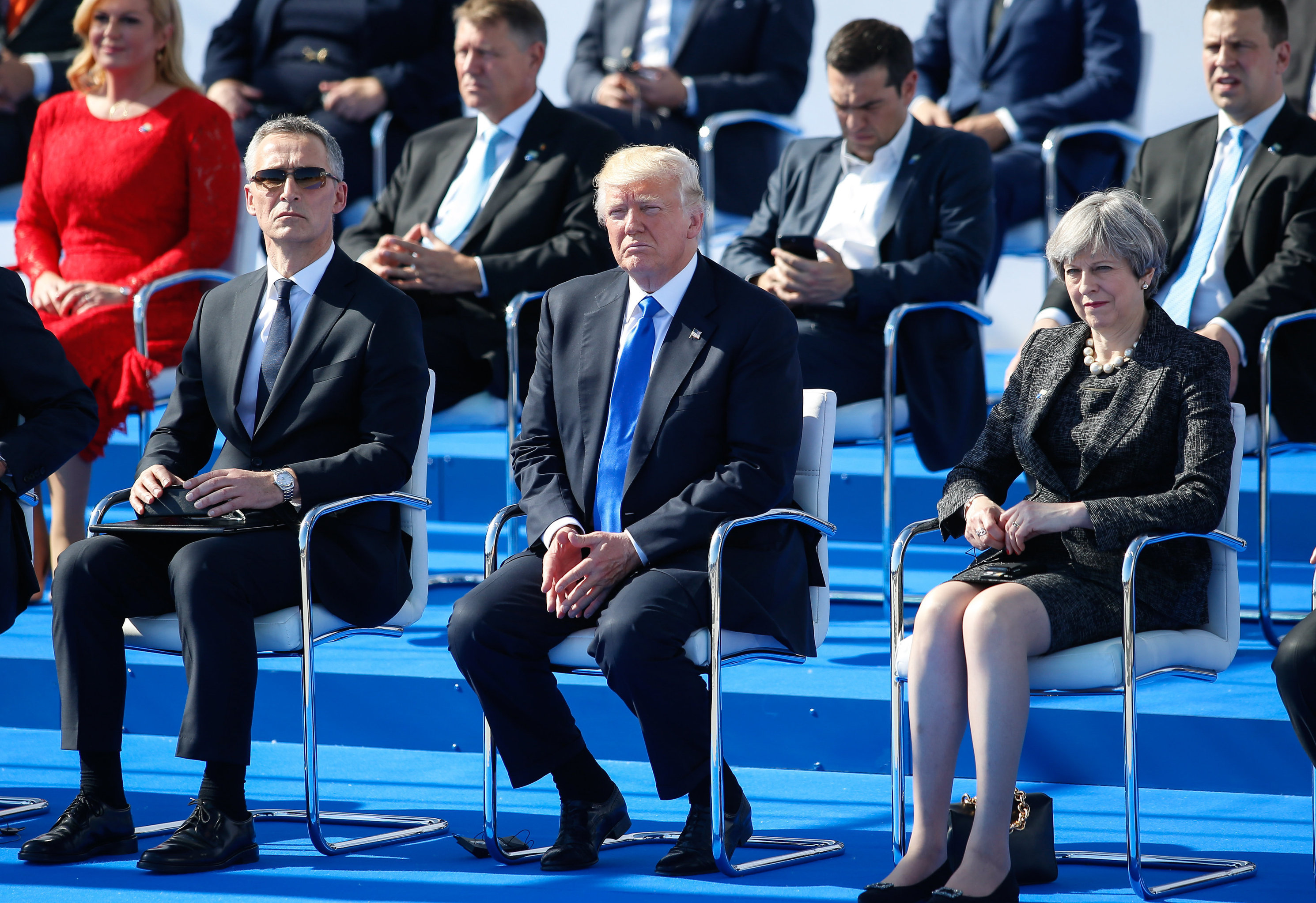 Генсек НАТО Йенс Столтенберг, президент США Дональд Трамп и премьер-министр Великобритании Тереза Мэй (слева направо на первом плане) на саммите НАТО в Брюсселе, 25 мая 2017