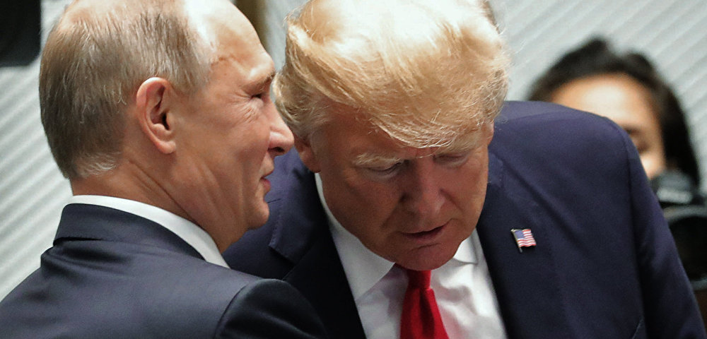 Президент РФ Владимир Путин и президент США Дональд Трамп (справа), 11 ноября 2017