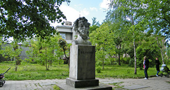 Памятник Александру Пушкину в Золочеве. Архивное фото