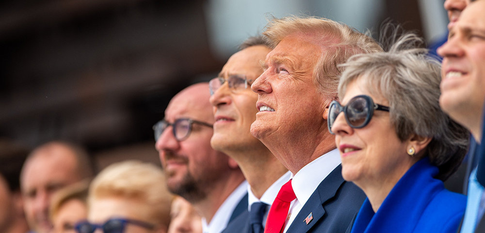 Чарльз Мишель премьер-министр Бельгии, Генеральный секретарь НАТО Йенс Столтенберг; Дональд Трамп президент США, Тереза май премьер-министр Соединенного Королевства на саммите Нато 11 и 12 июля 2018