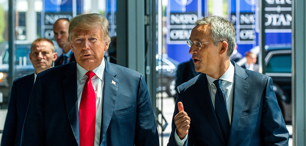 Президент США Дональд Трамп (слева) с генеральным секретарем НАТО Йенсом Столтенбергом (справа) на саммите НАТО 11 и 12 июня 2018