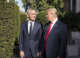 Президент США Дональд Трамп (справа) с генеральным секретарем НАТО Йенсом Столтенбергом (слева) на саммите НАТО 11 и 12 июня 2018