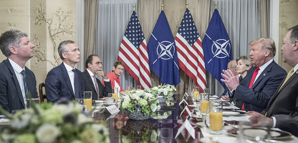 Встреча генерального секретаря НАТО Йенса Столтенберга и президента США Дональда Трампа