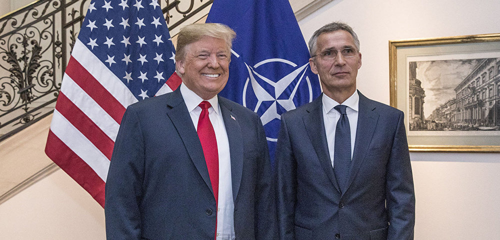 Президент США Дональд Трамп (слева) с генеральным секретарем НАТО Йенсом Столтенбергом (справа) на саммите НАТО 11 и 12 июня 2018