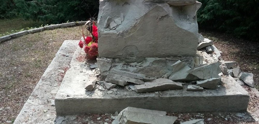 Поврежденный вандалами монумент на братской могиле в Соонтага