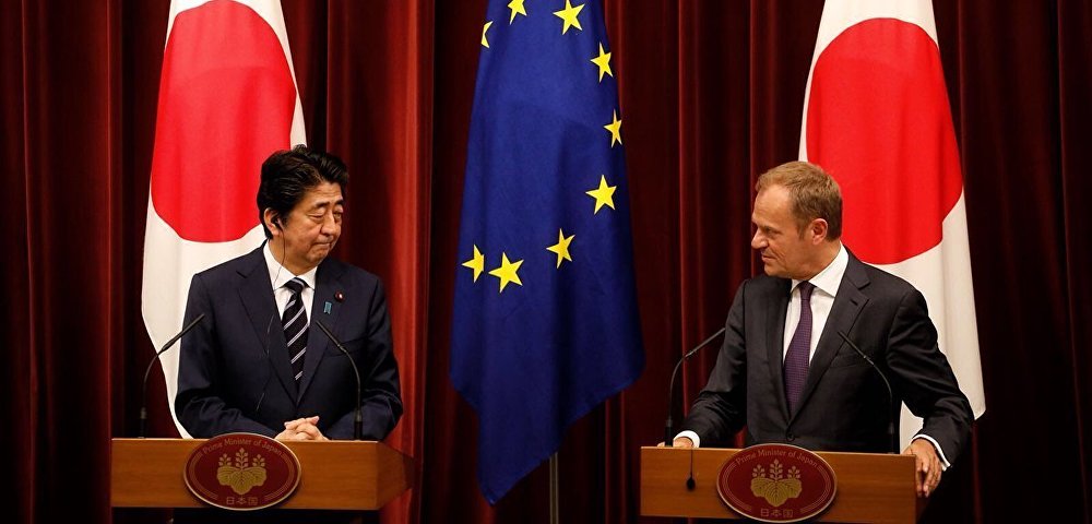 Глава Европейского совета Дональд Туск (справа) и премьер-министр Японии Синдзо Абэ (слева)