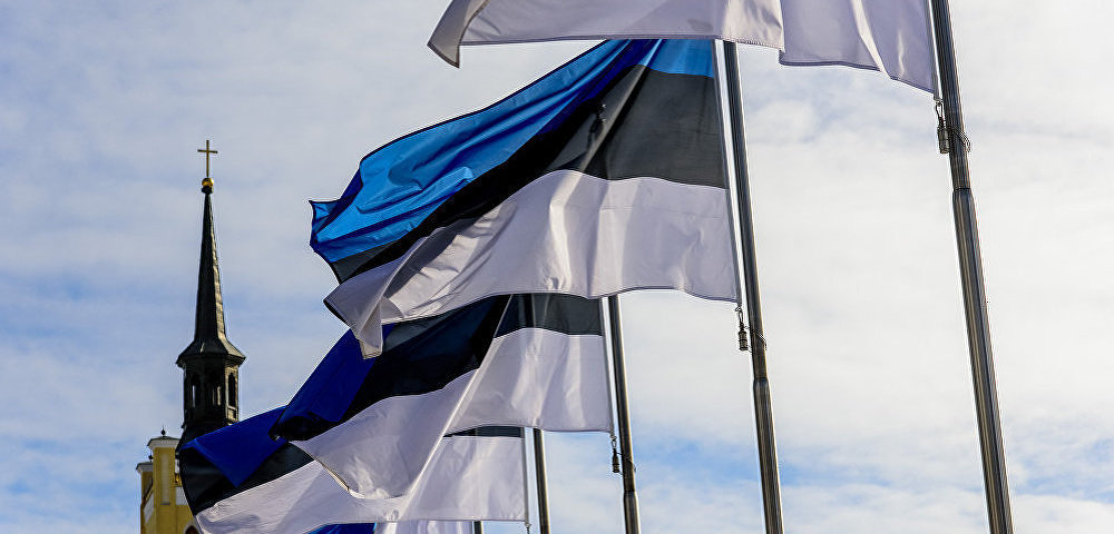 На площади Свободы шпиль церкви Яана и государственные флаги Эстонии