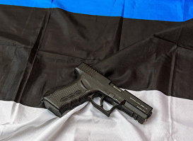 Флаг Эстонии и пистолет