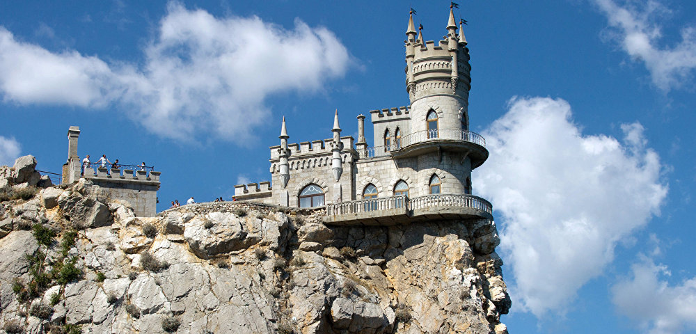 Замок "Ласточкино гнездо" на береговой скале в поселке Гаспра в Крыму