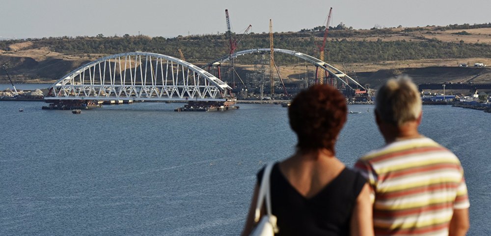 Вид на железнодорожную арку моста через Керченский пролив с горы Митридат в Крыму