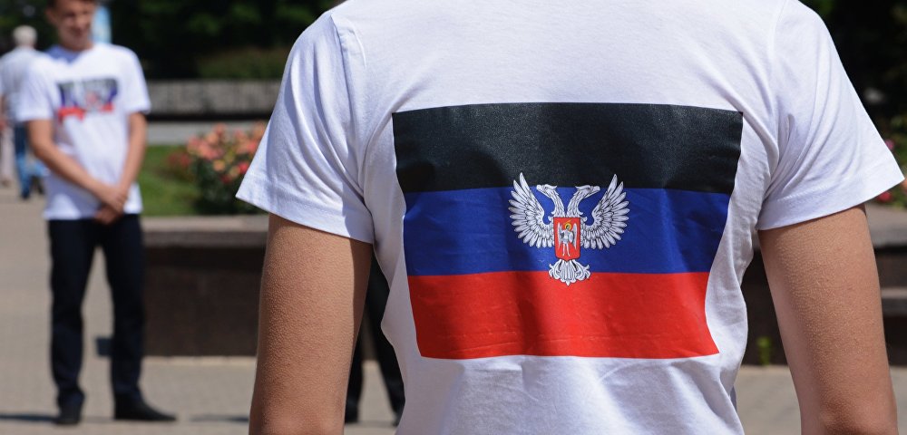 Флаг Донецкой Народной Республики на футболке