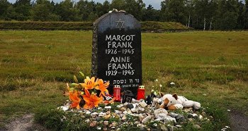 Символическая могила Анны Франк и ее сестры Марго в Берген-Бельзен
