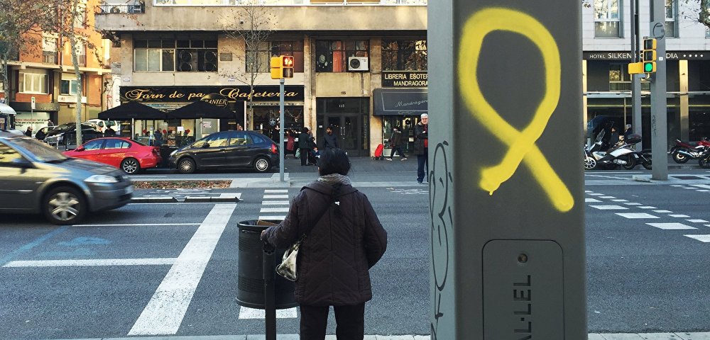 Желтый символ борцов за независимость на улице в Барселоне