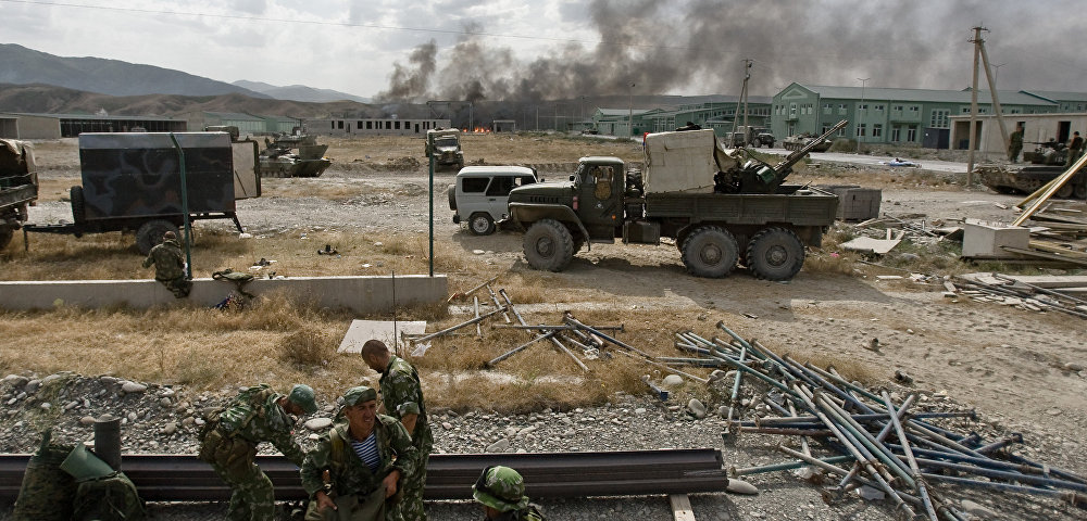 Российские войска на одной из военных баз Грузии в пригороде Гори, оставленной регулярными войсками республики, август 2008