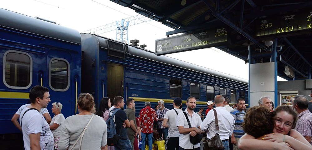 Провожающие и пассажиры у поезда "Киев - Москва" на ж/д вокзале в Киеве