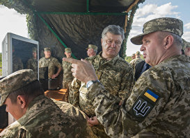 Президент Украины Петр Порошенко и начальник Генерального штаба Вооруженных Сил Украины Виктор Муженко на военном полигоне