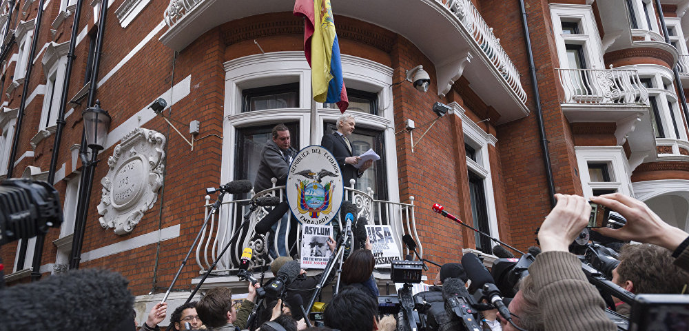Джулиан Ассанж выступил с речью перед журналистами и митингующими у посольства Эквадора в Лондоне