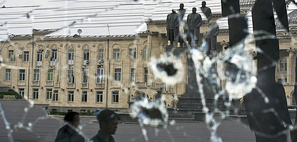 Отражение в одной из витрин на центральной площади Гори, 16 августа 2008