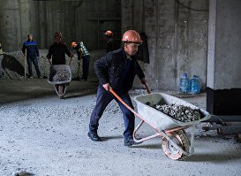 Рабочие во время строительства