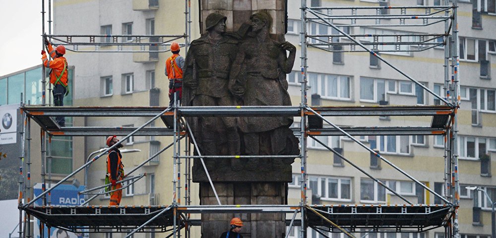 Рабочие монтируют строительные леса у памятника благодарности Красной армии в центре города Щецин. Архивное фото