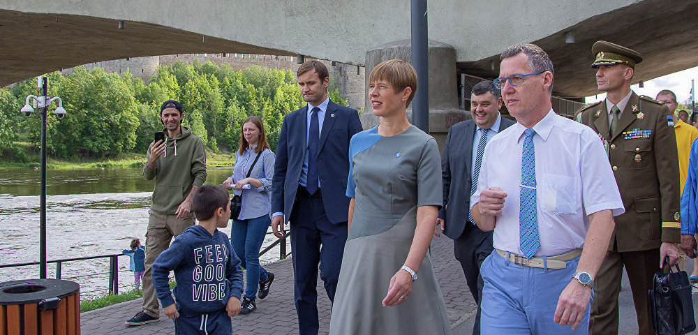 Президент Эстонии Керсти Кальюлайд и Мэр Нарвы Тармо Таммисте на променаде в Нарве