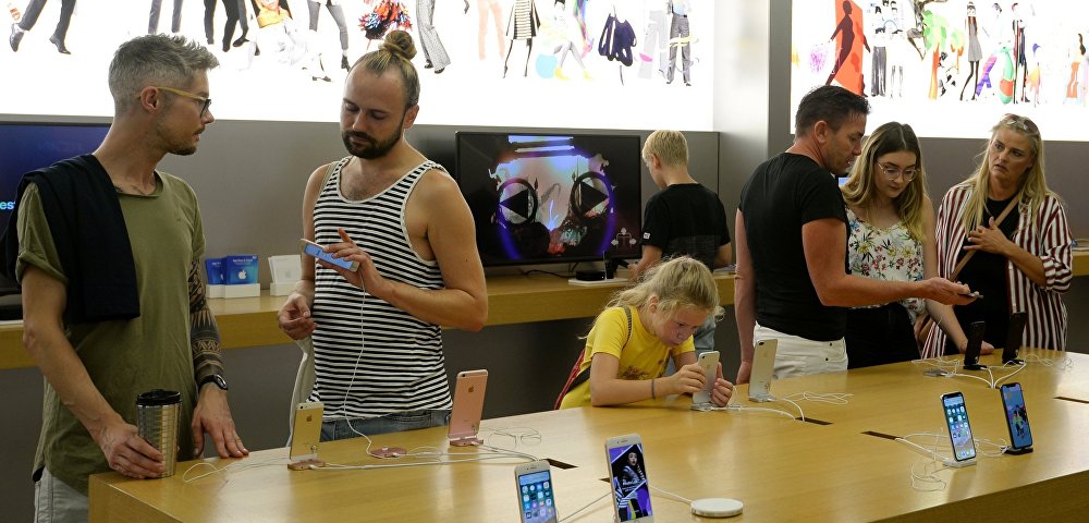 Покупатели в фирменном магазине Apple