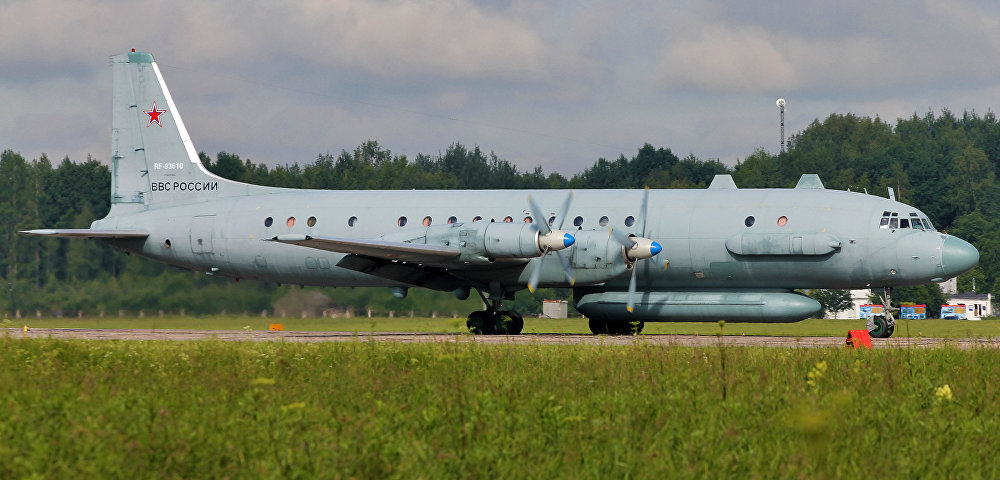 Архивное фото военного самолета Ил-20