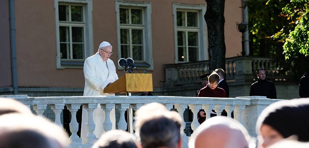Папа римский Франциск и президент Эстонии Керсти Кальюлайд возле президентского дворца в Кадриорге, 25 сентября 2018