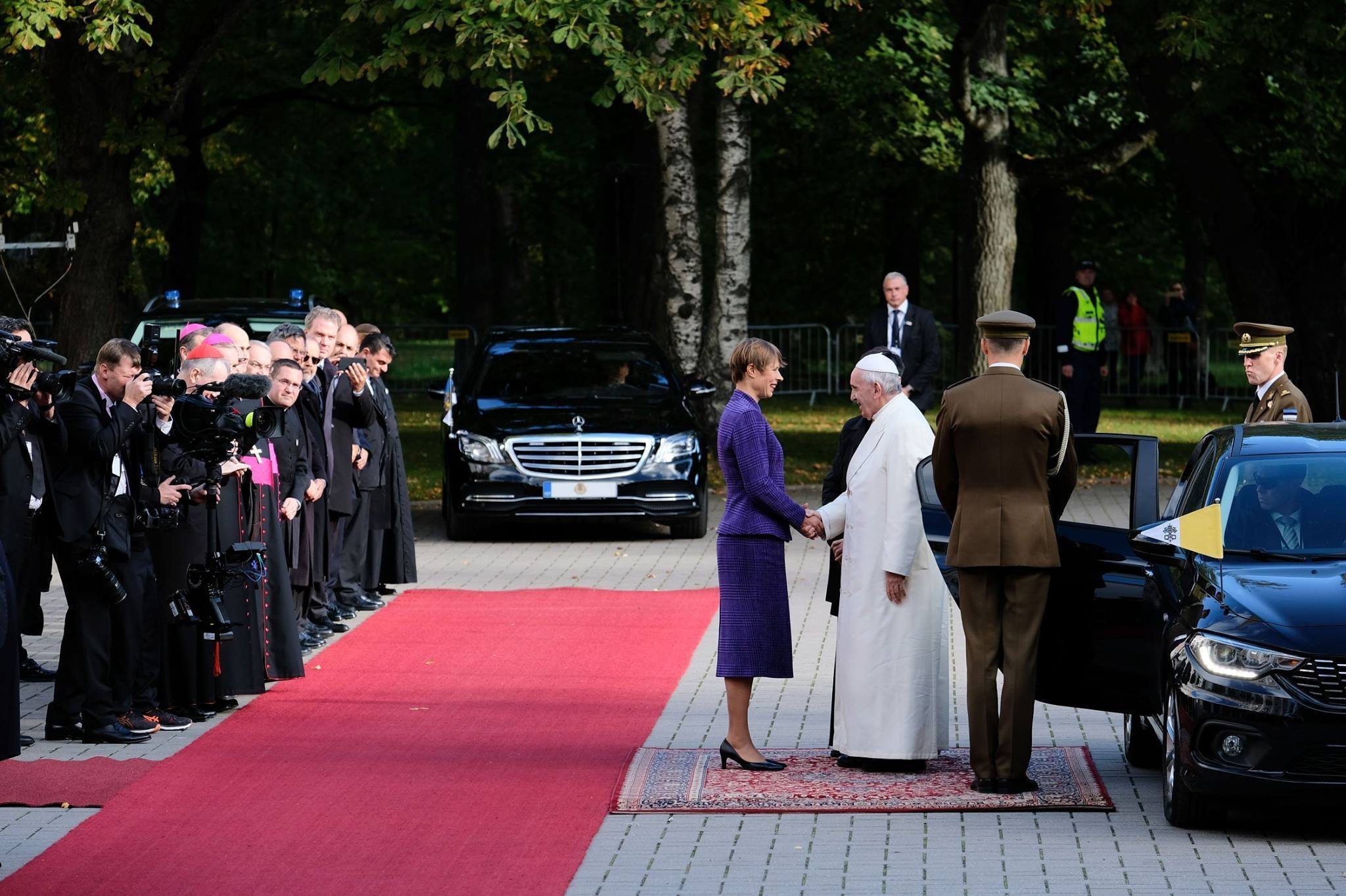 Папа римский Франциск и президент Эстонии Керсти Кальюлайд возле президентского дворца в Кадриорге, 25 сентября 2018