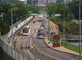 Автомобили и автобусы на мосту Дружбы на эстонско-российской границе