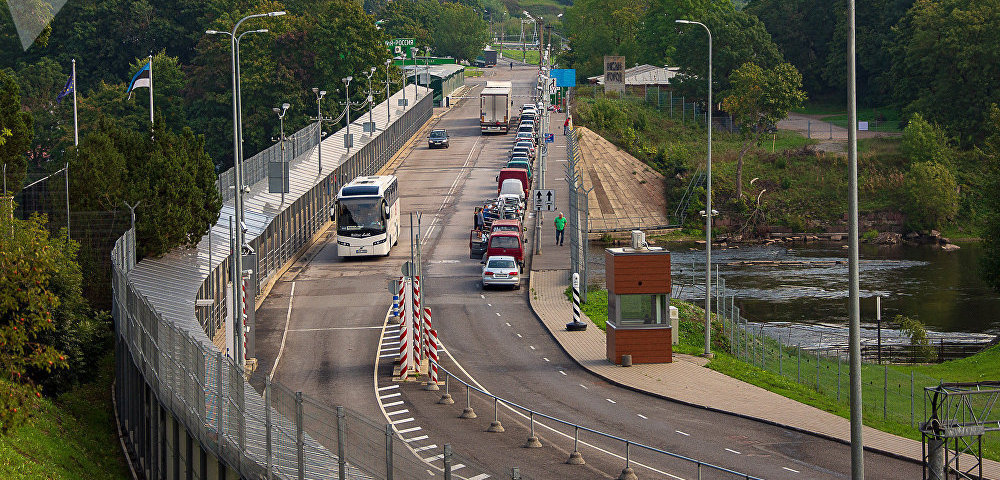 Автомобили и автобусы на мосту Дружбы на эстонско-российской границе