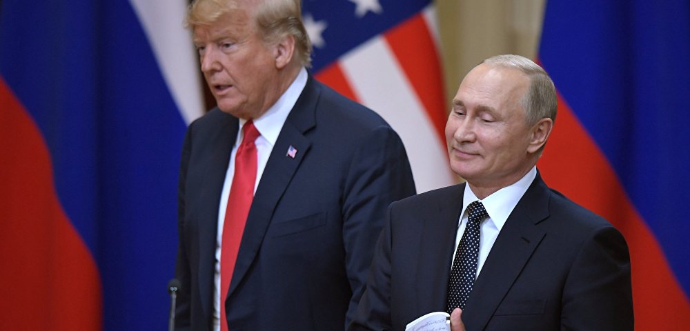 Президент РФ Владимир Путин и президент США Дональд Трамп (слева), 16 июля 2018