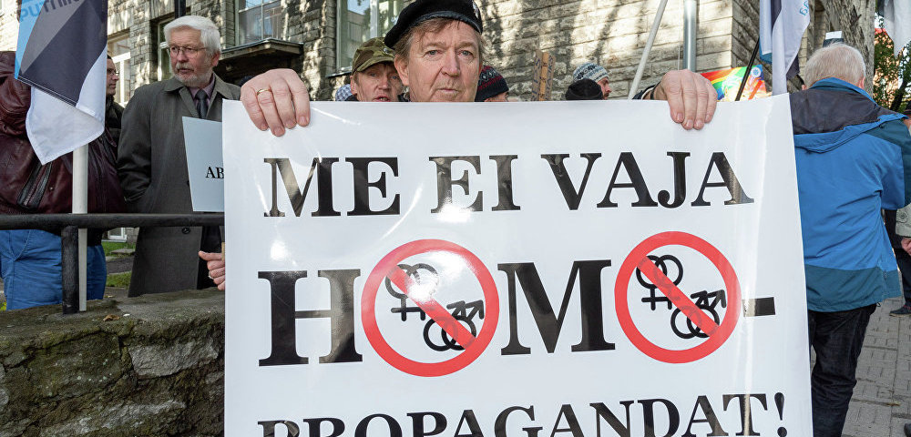 Акция протеста "Гомопропаганду вон из школы!" перед зданием Министерства образования и науки в Таллине, 1 октября 2018
