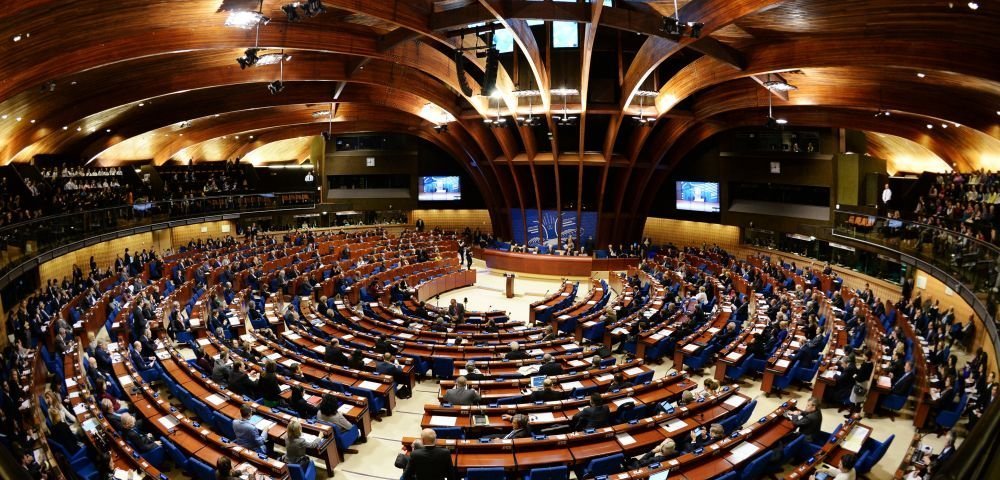 В зале Парламентской ассамблеи Совета Европы (ПАСЕ).