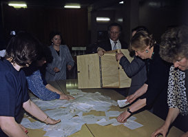 На избирательном участке идет подсчет голосов. Всероссийский референдум, 1993 год