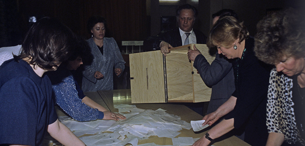 На избирательном участке идет подсчет голосов. Всероссийский референдум, 1993 год
