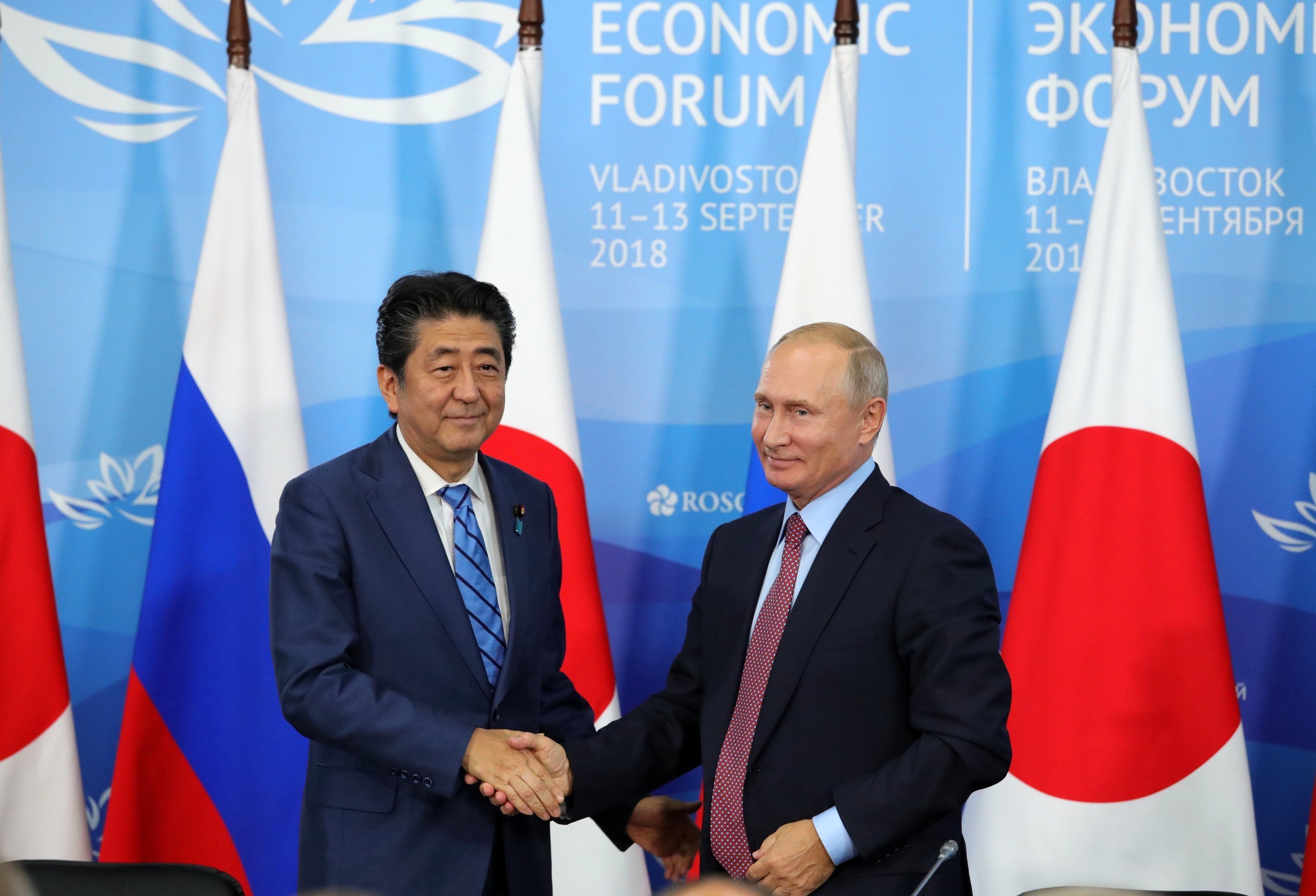 Президент РФ Владимир Путин и премьер-министр Японии Синдзо Абэ (слева) на пресс-конференции по итогам переговоров в рамках IV Восточного экономического форума на территории ДВФУ на острове Русский, 10 сентября 2018