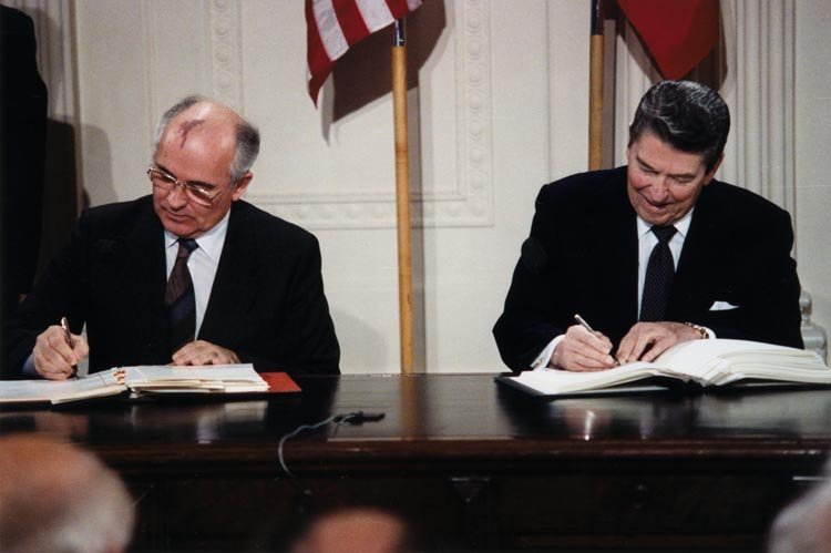 Генеральный секретарь ЦК КПСС Михаил Горбачёв и президент США Рональд Рейган подписывают ДРСМД в Белом доме, 1987 год