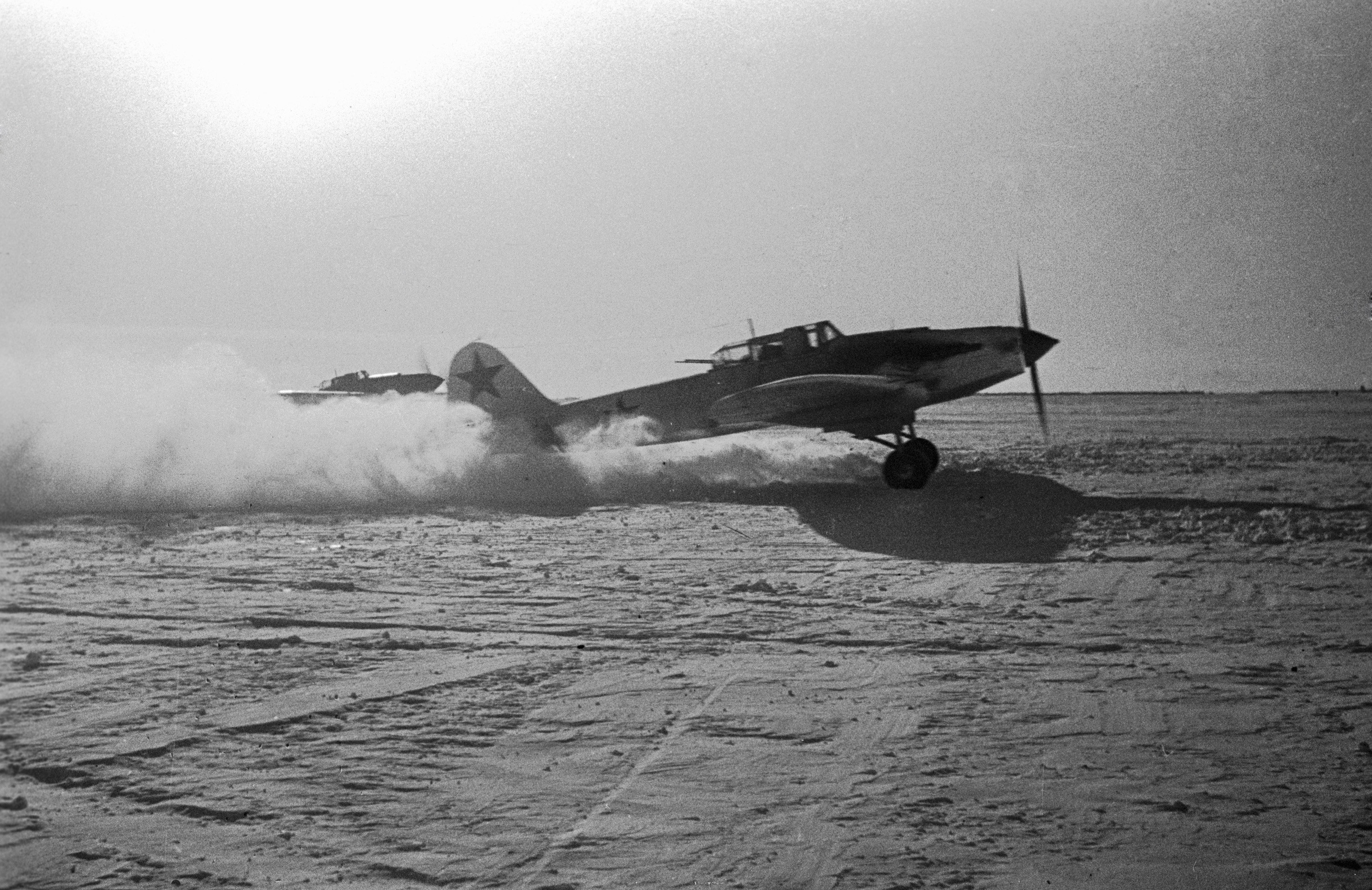 Советский штурмовик Ил-2 взлетает с полевого аэродрома, 2 февраля 1942 года