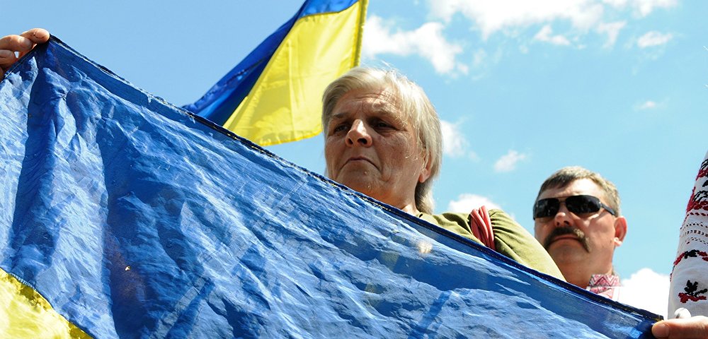 Женщина с флагом Украины