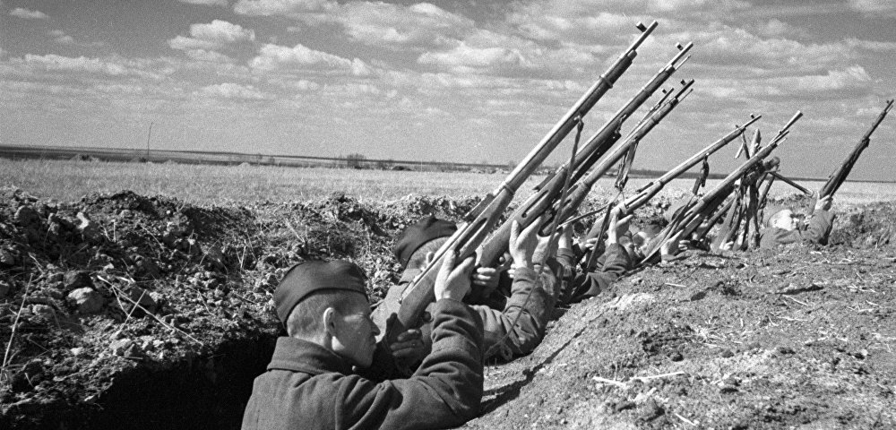 Советские воины ведут огонь из винтовок по вражескому самолету. Курская дуга.